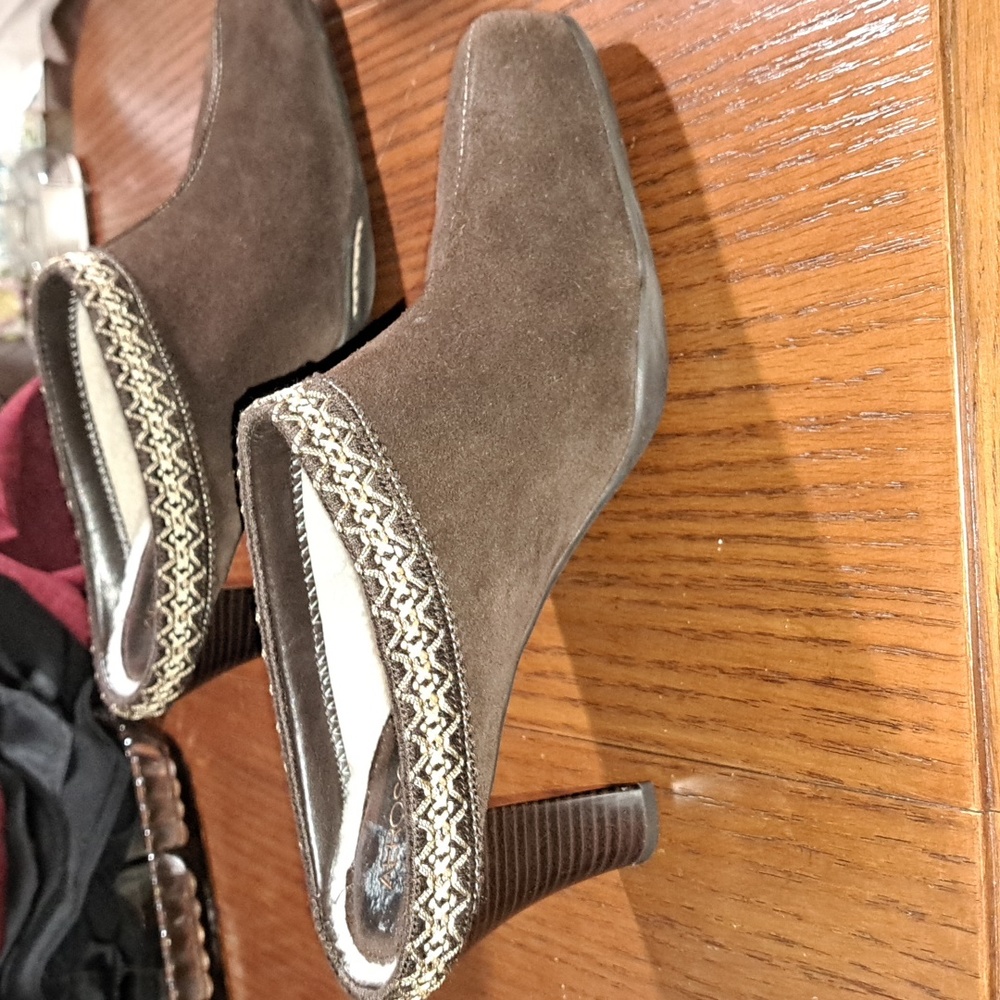 Size 9B Aerosoles dark brown suede clogs - Picture 8 of 8